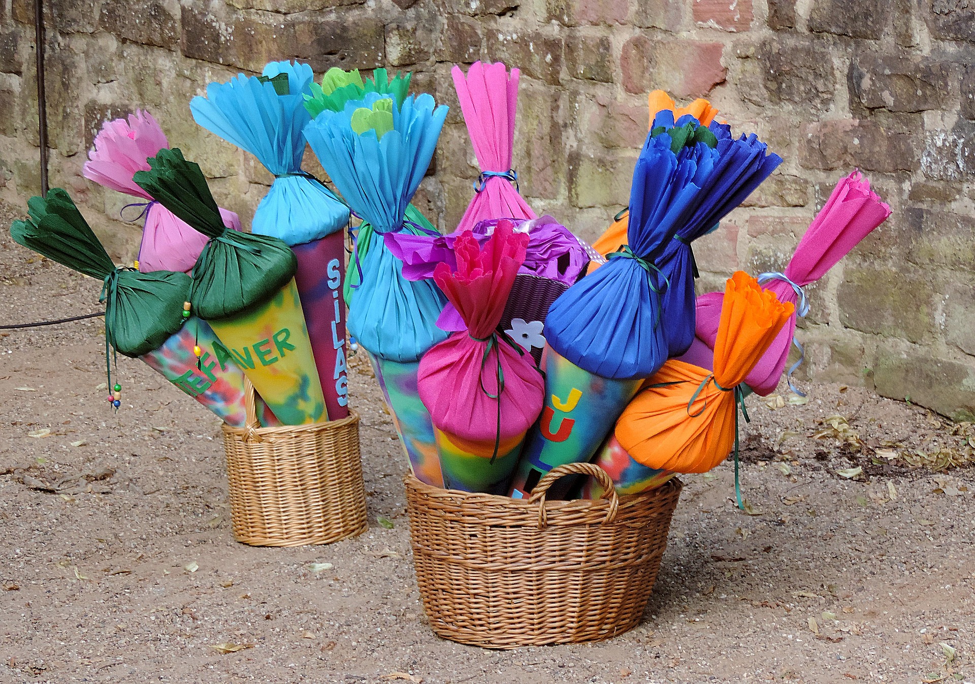 Une photo avec plusieurs sacs d'école.