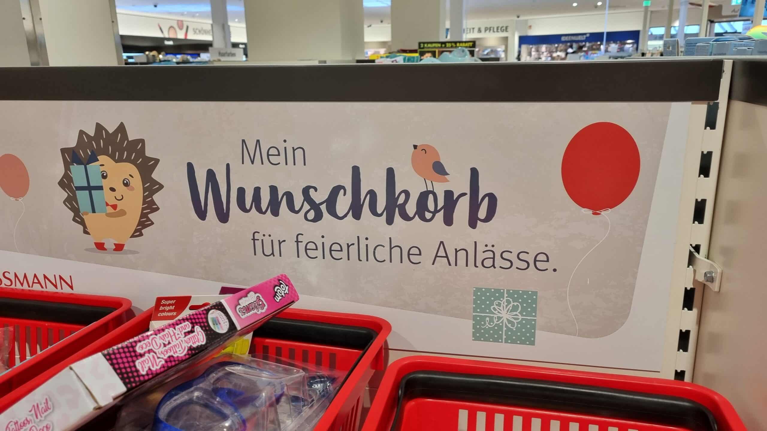 Un panneau publicitaire dans une filiale Rossmann fait la promotion du panier de souhaits Rossmann