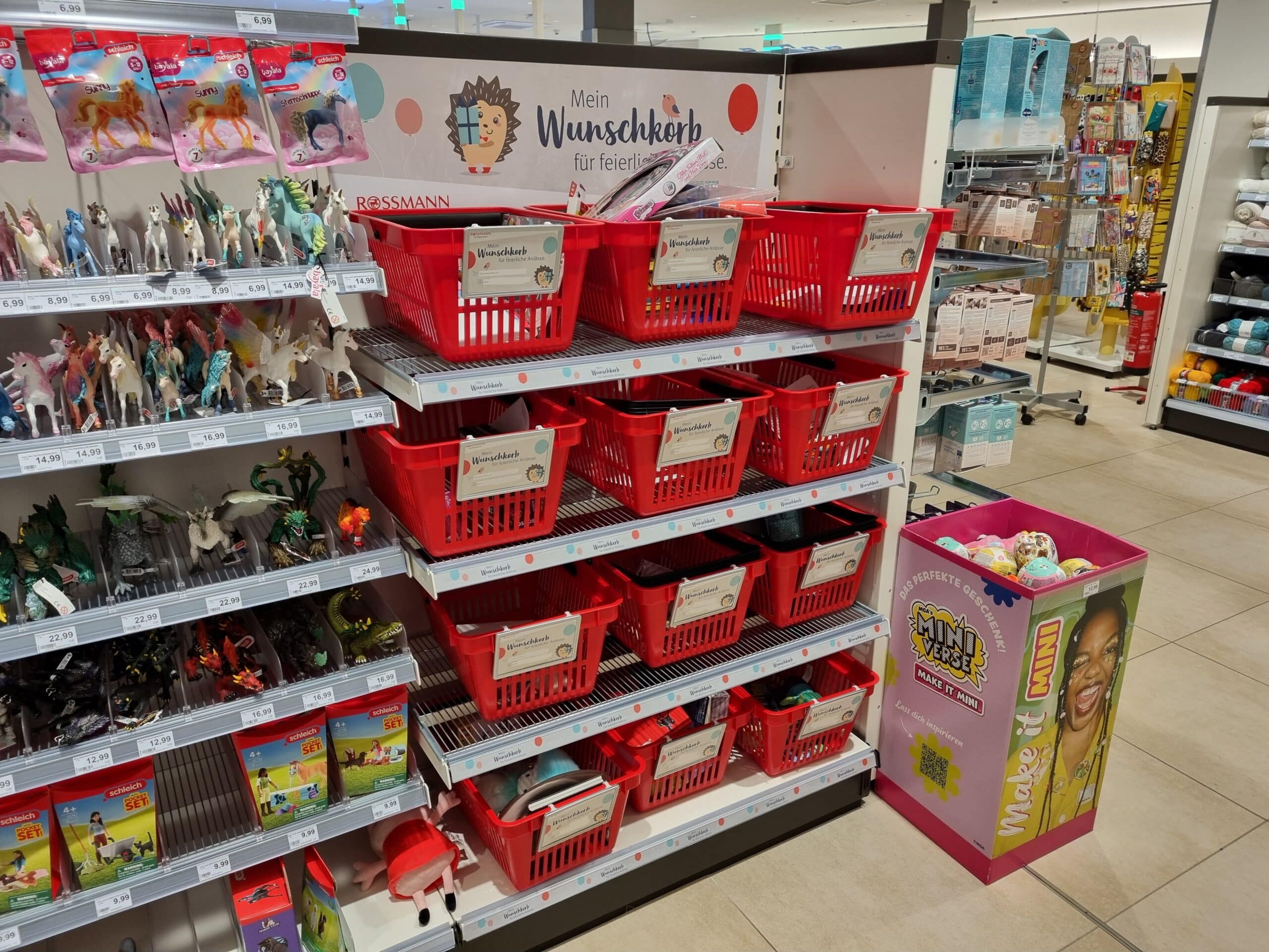 Plusieurs boîtes à souhaits déjà remplies par des enfants dans une filiale Rossmann.