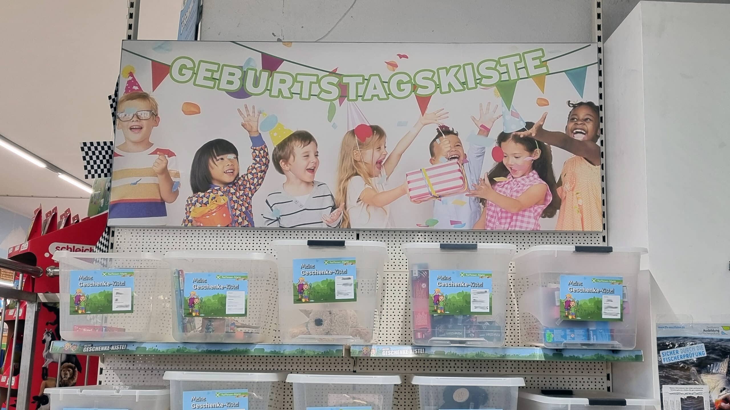 Photo d'une bannière publicitaire pour la boîte à cadeaux de Raiffeisen-Markt