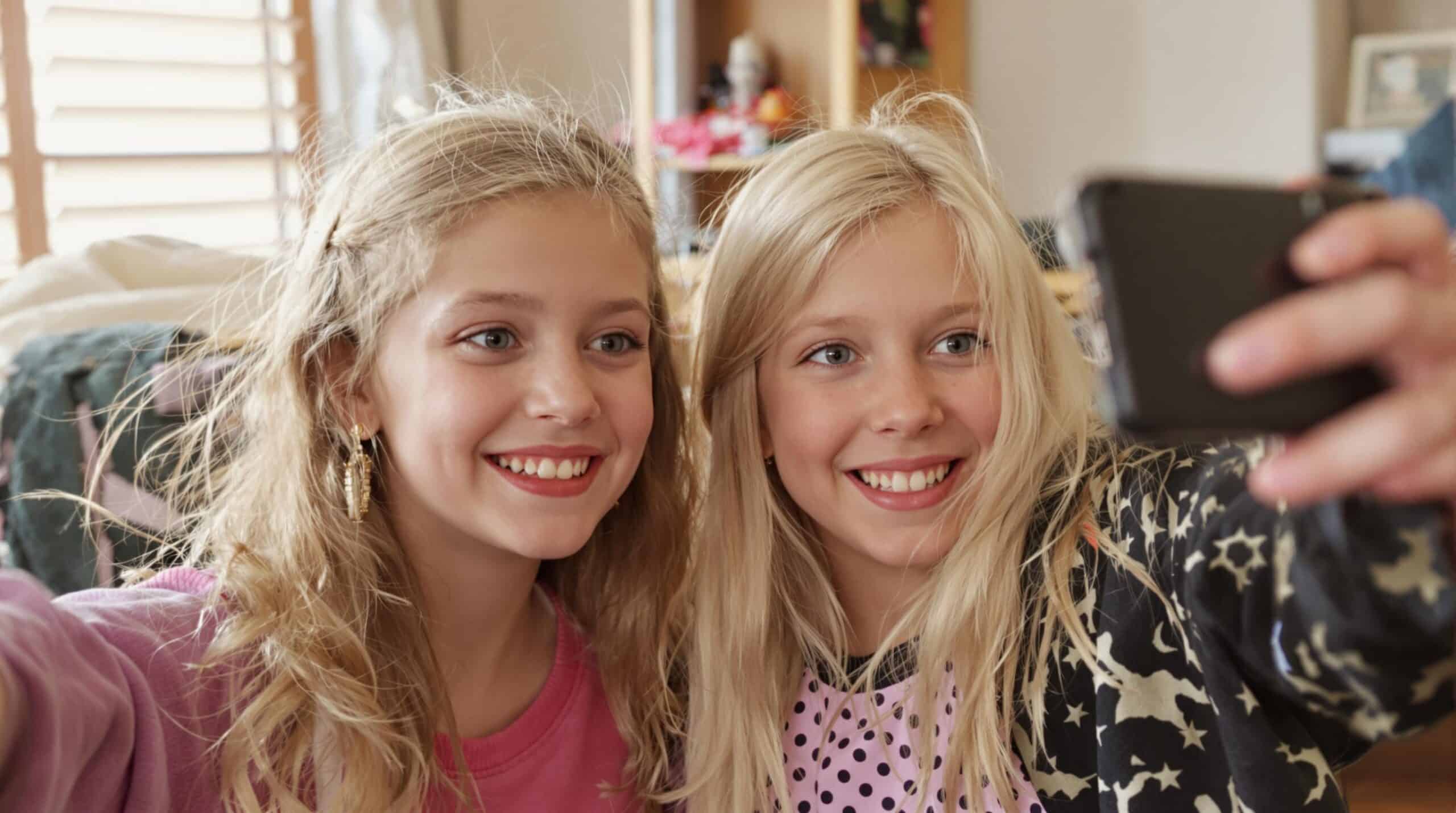 Deux filles prennent un selfie avec leur smartphone