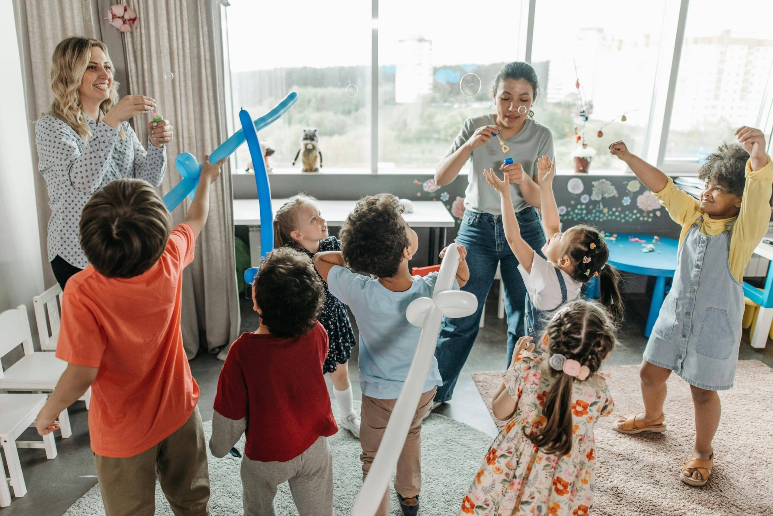 Les enfants jouent à un jeu de ballons lors d'un anniversaire d'enfant