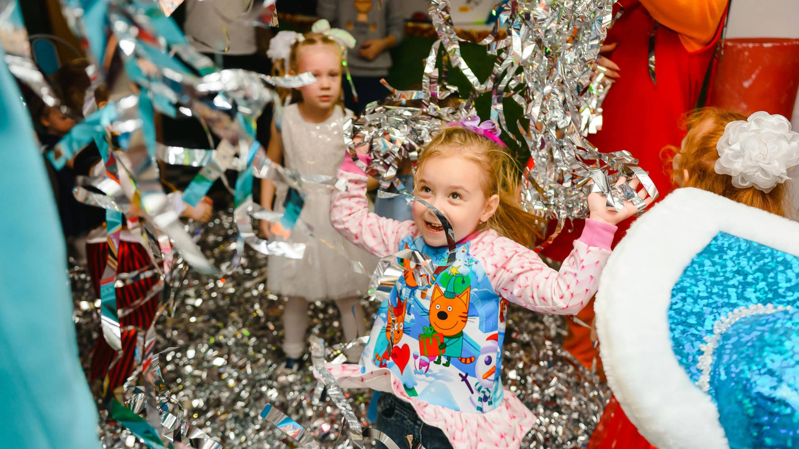 Deux filles sautent dans une pièce pleine de guirlandes