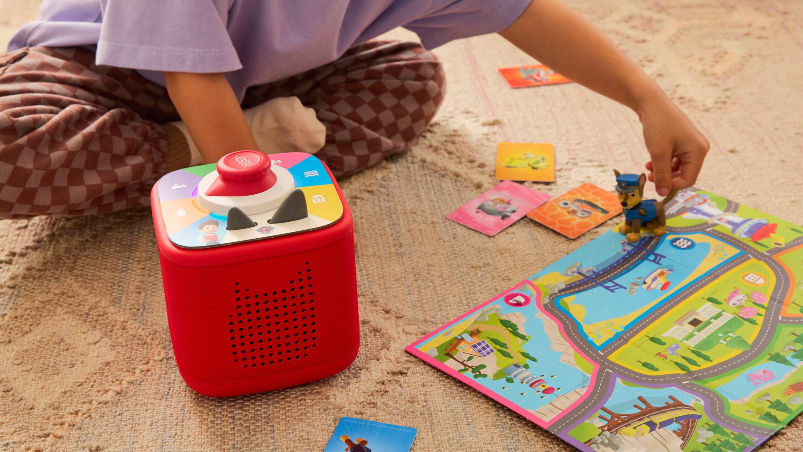 Un enfant joue à un jeu avec Toniebox 2